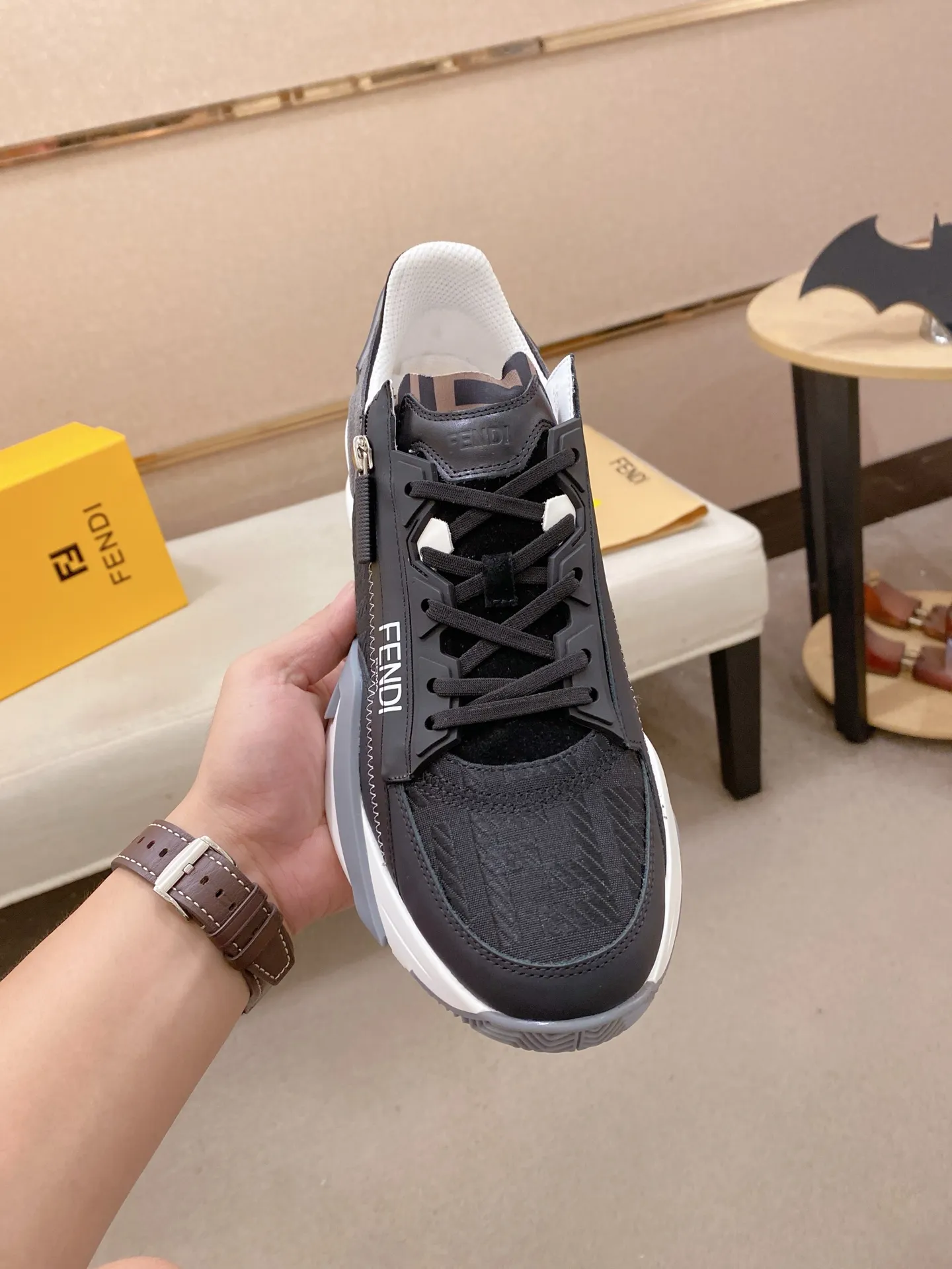 Factory price: 540💰(high version) [Fendi] Fendi’s latest casual shoes for men! Available at counters simultaneously! A one-to-one replica of the original. Made entirely of imported top-grain calfskin, the interior is made of top-grain water-dyed cowhide, and the original factory-supplied rubber outsole. Leading new fashion concepts. Matching code: 38-44 can be customized, 45 is not returnable!